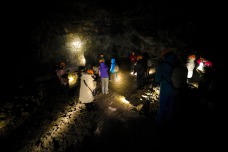 Esplorando Cave Vatnshellir, una grotta creata da un fiume di lava sotterraneo.