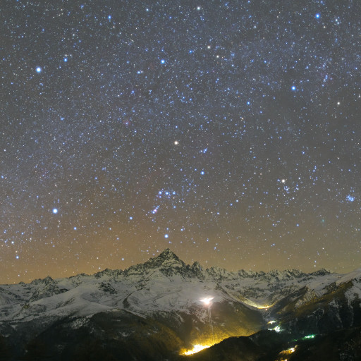 Panorama della valle Po con le costellazioni invernali sul Monviso e la cometa 46/P Wirtanen nel Toro.